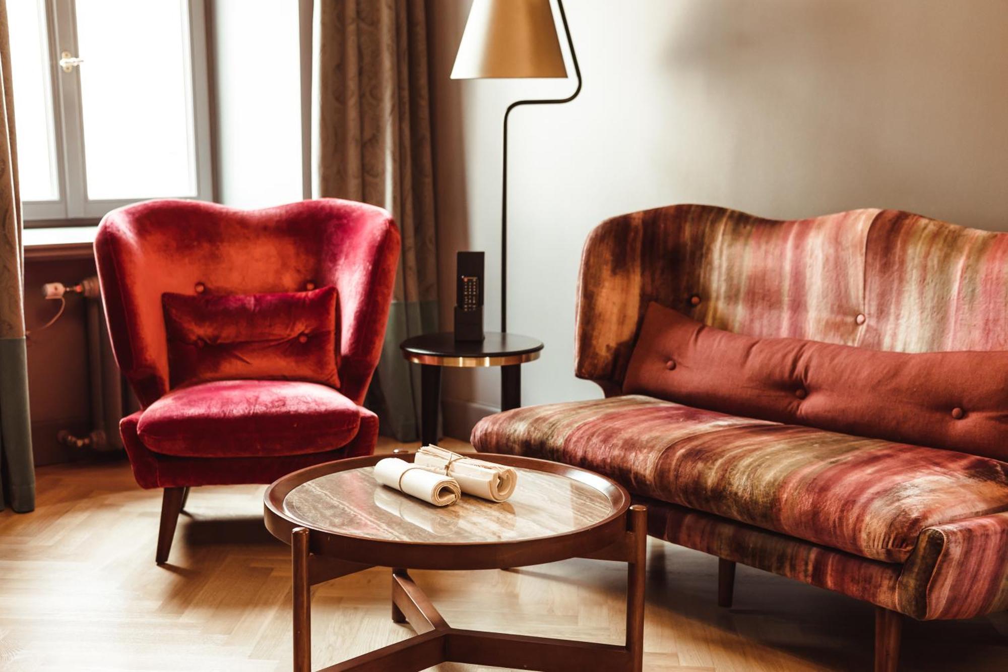 Grand Poet Hotel And Spa By Semarah Riga Exterior foto A sofa and armchair upholstered in velvet